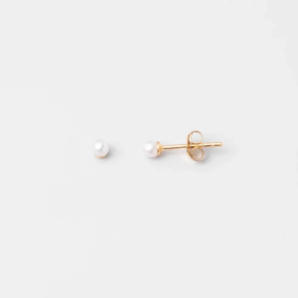 Fejn Tiny Pearl Stud Earrings