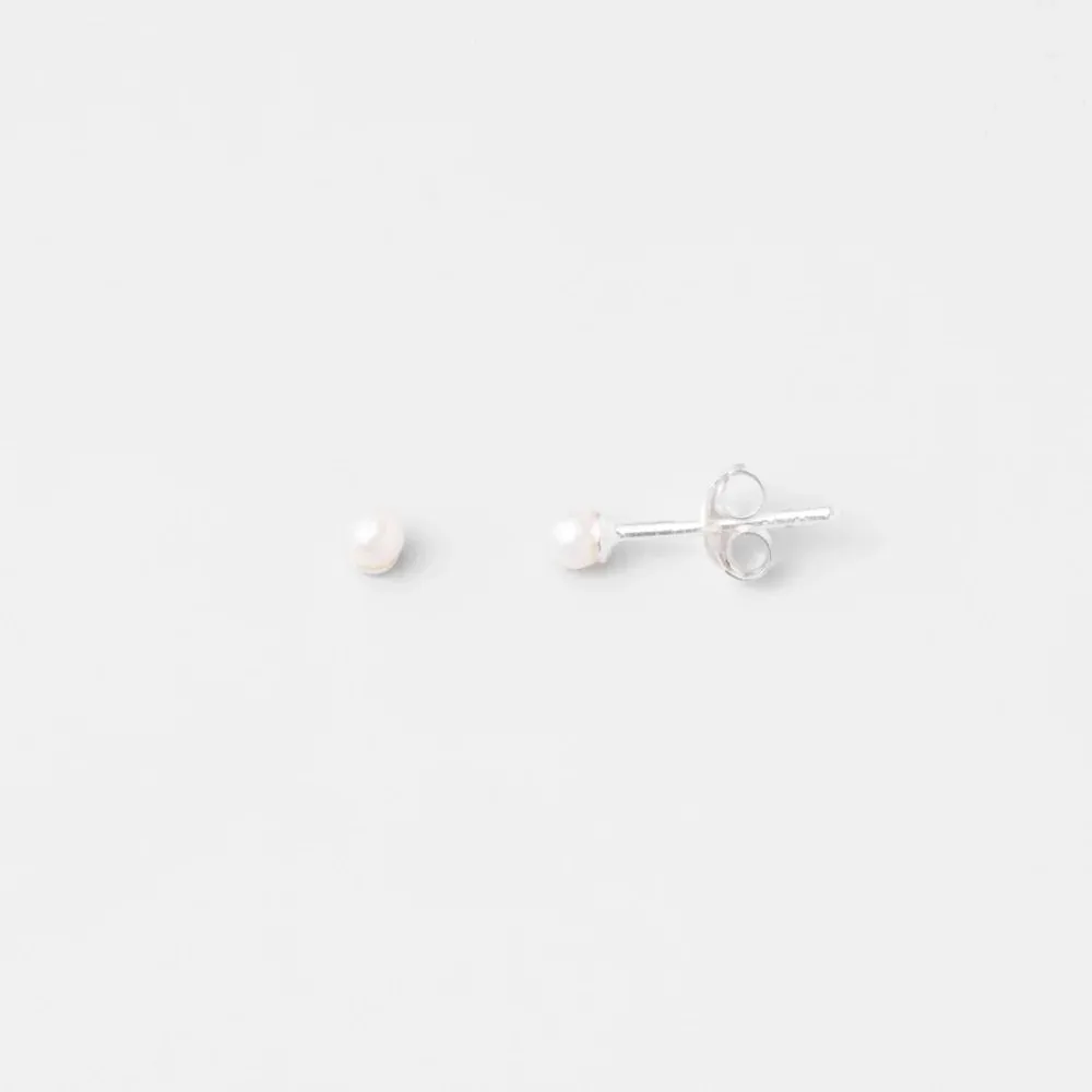 Fejn Tiny Pearl Stud Earrings
