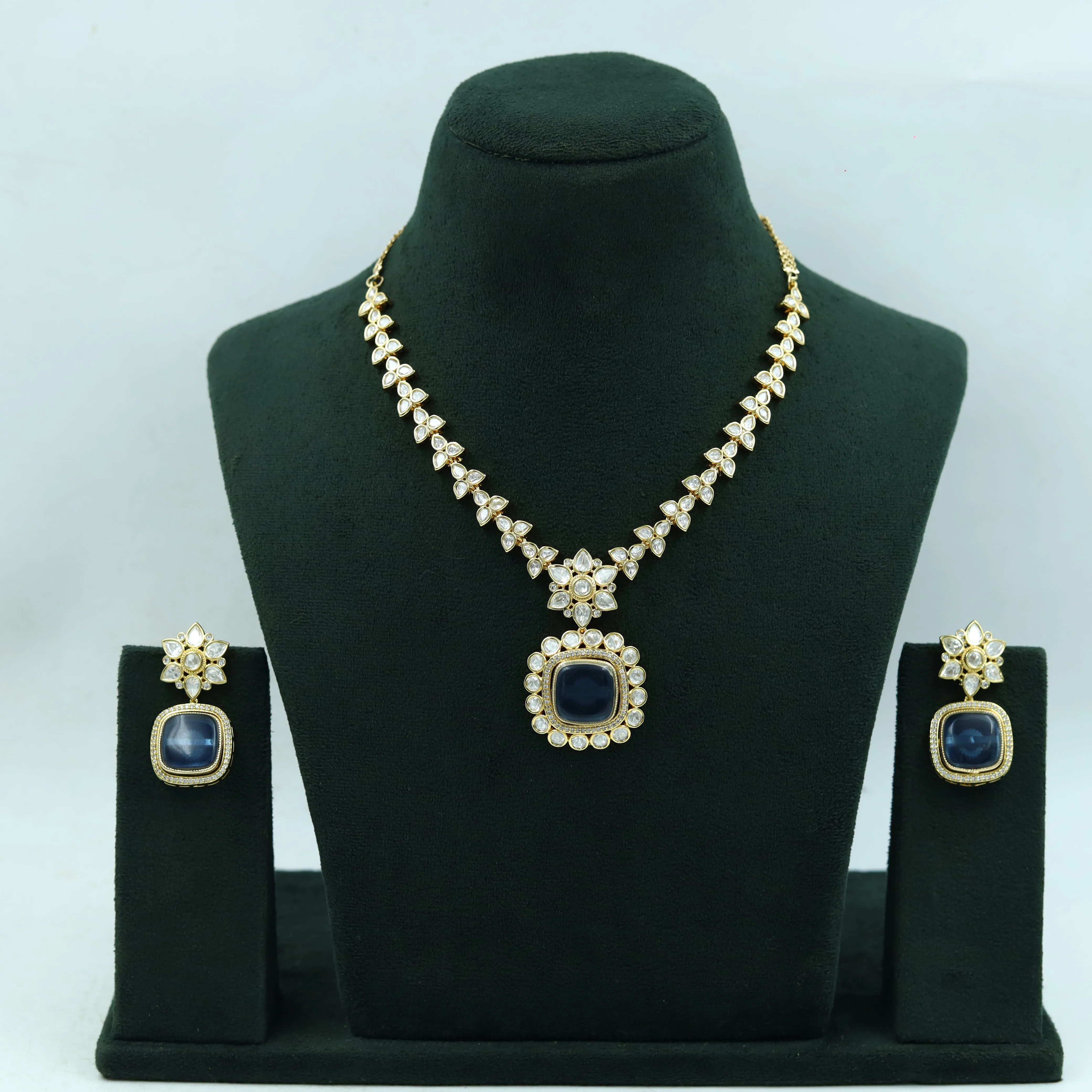 Round Neck Kundan Necklace Set 15207-68