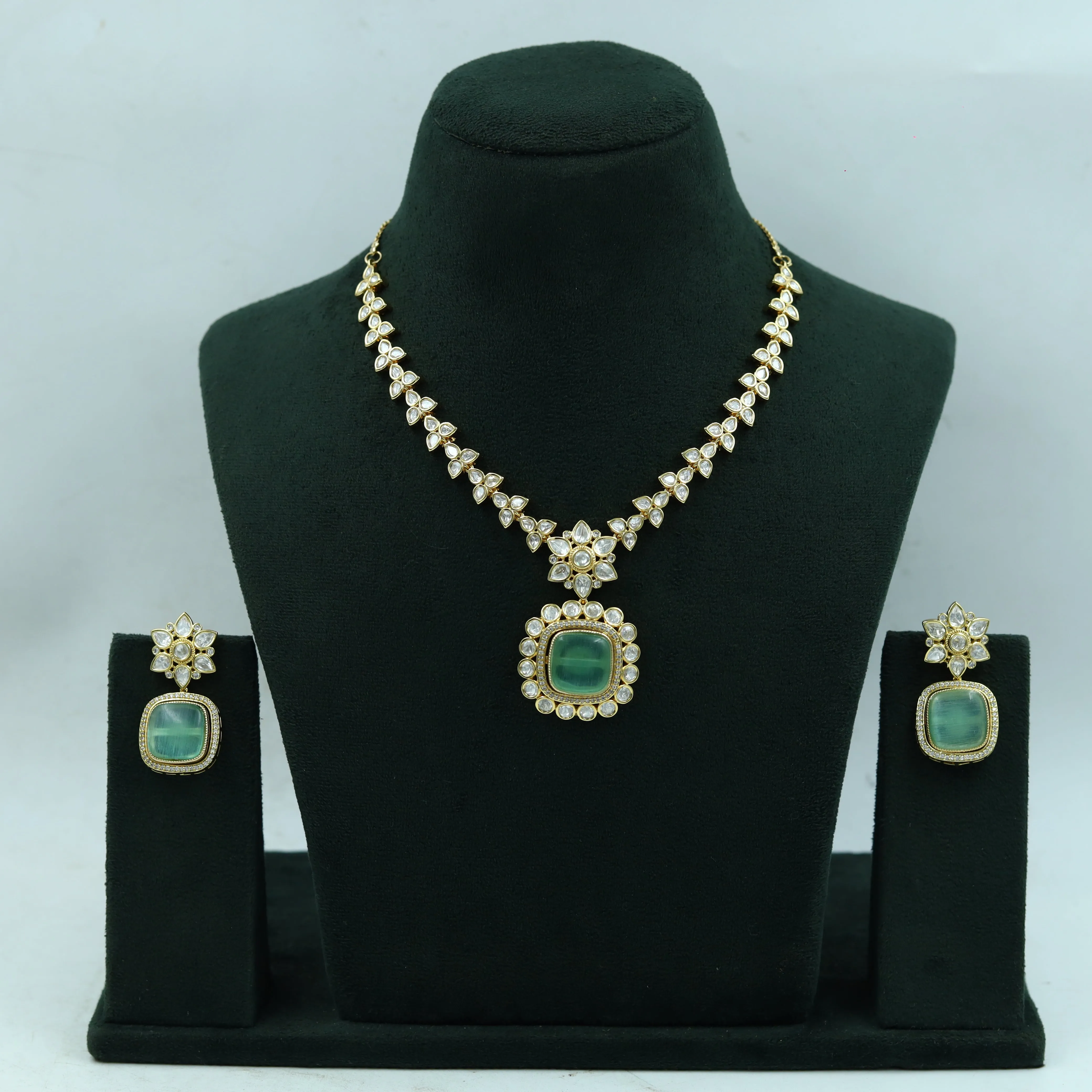 Round Neck Kundan Necklace Set 15207-68