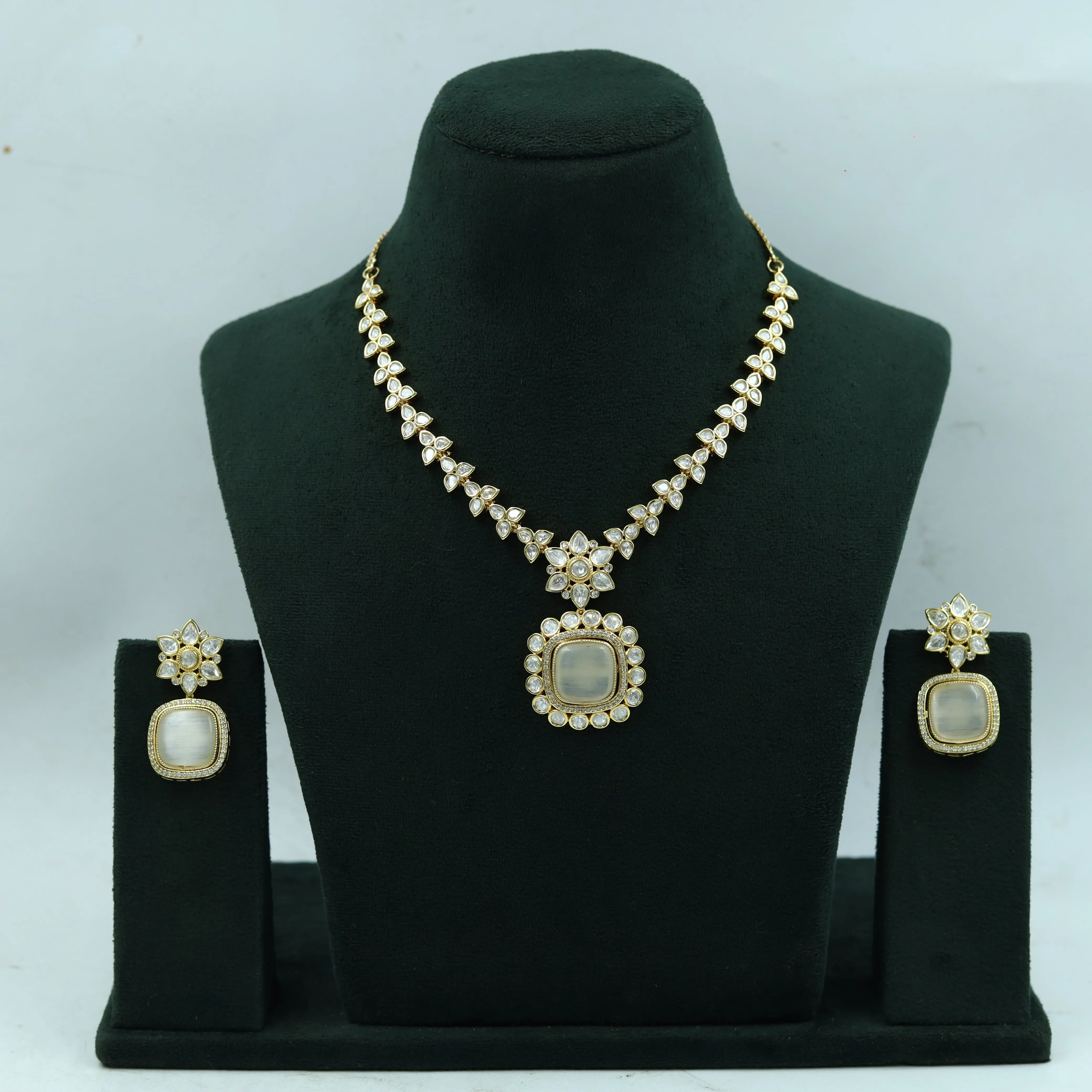 Round Neck Kundan Necklace Set 15207-68