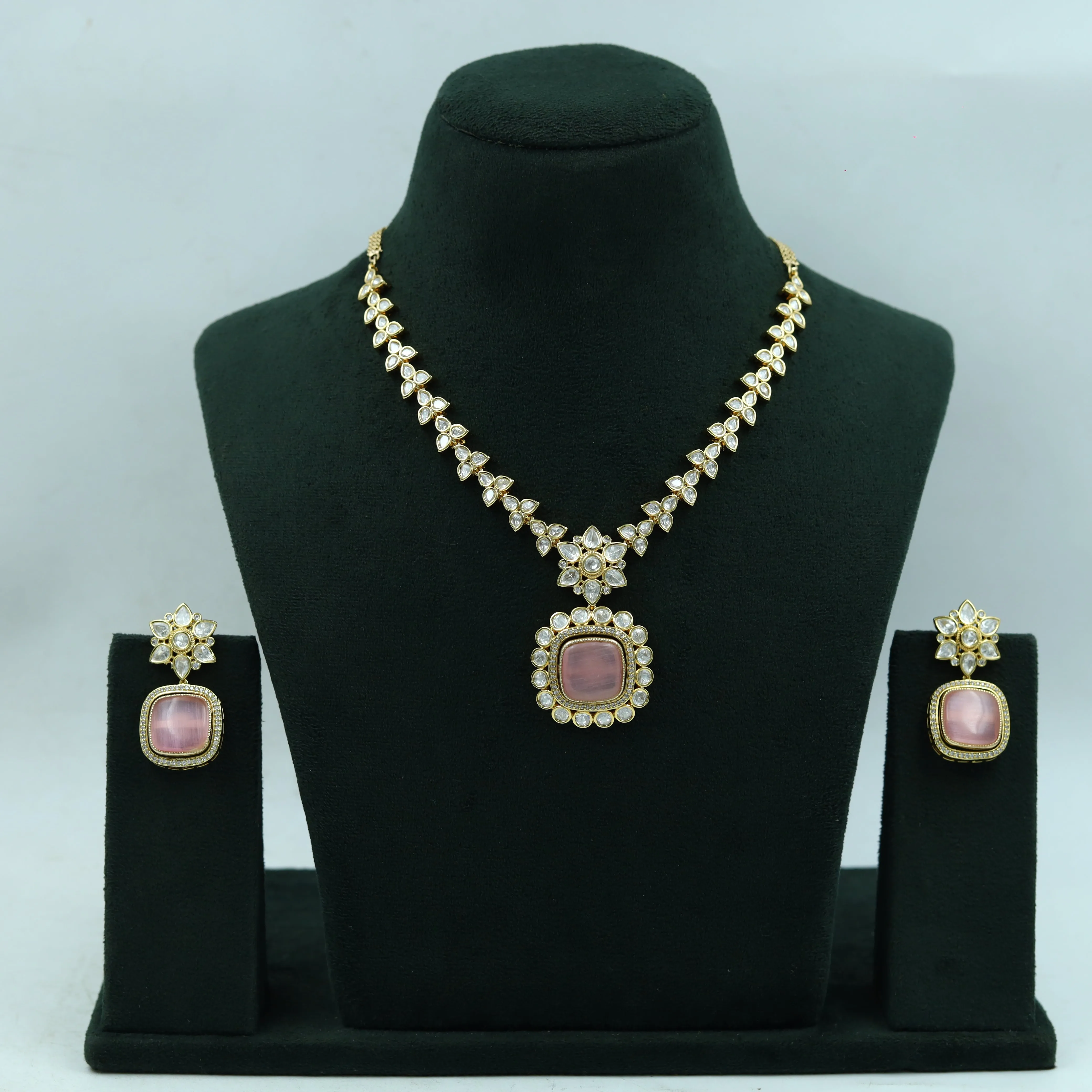Round Neck Kundan Necklace Set 15207-68