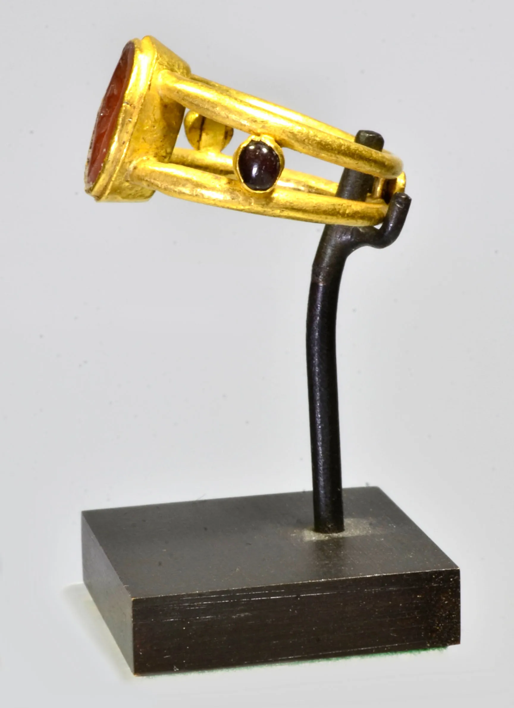 Superb Roman Gold Ring with Carnelian Stone Signet Intaglio