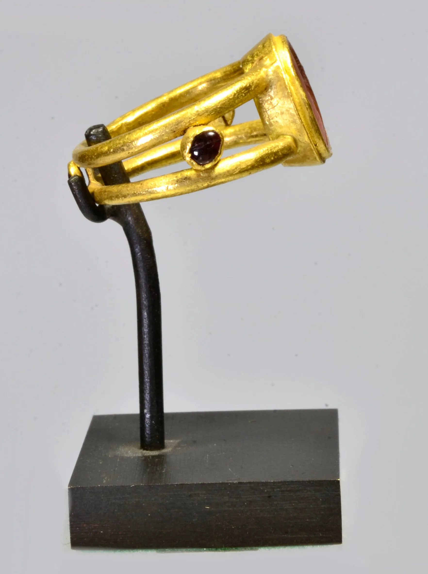 Superb Roman Gold Ring with Carnelian Stone Signet Intaglio