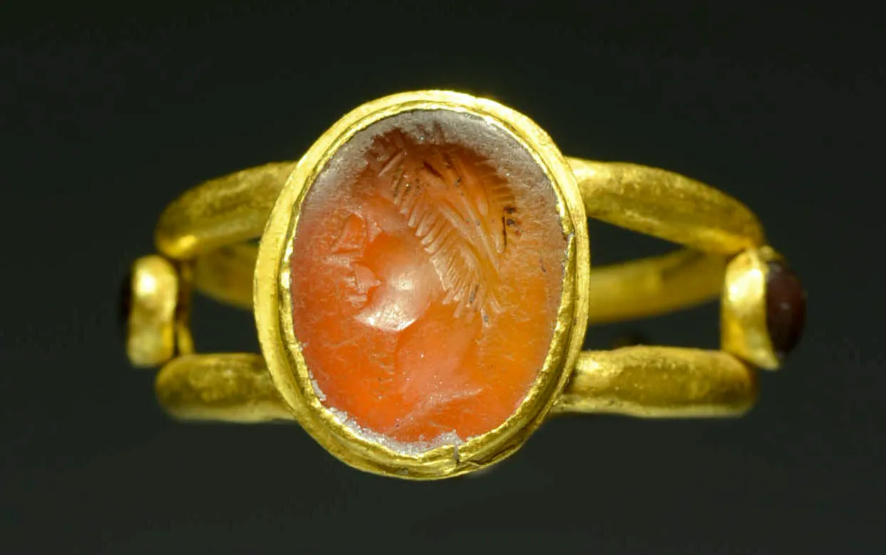Superb Roman Gold Ring with Carnelian Stone Signet Intaglio