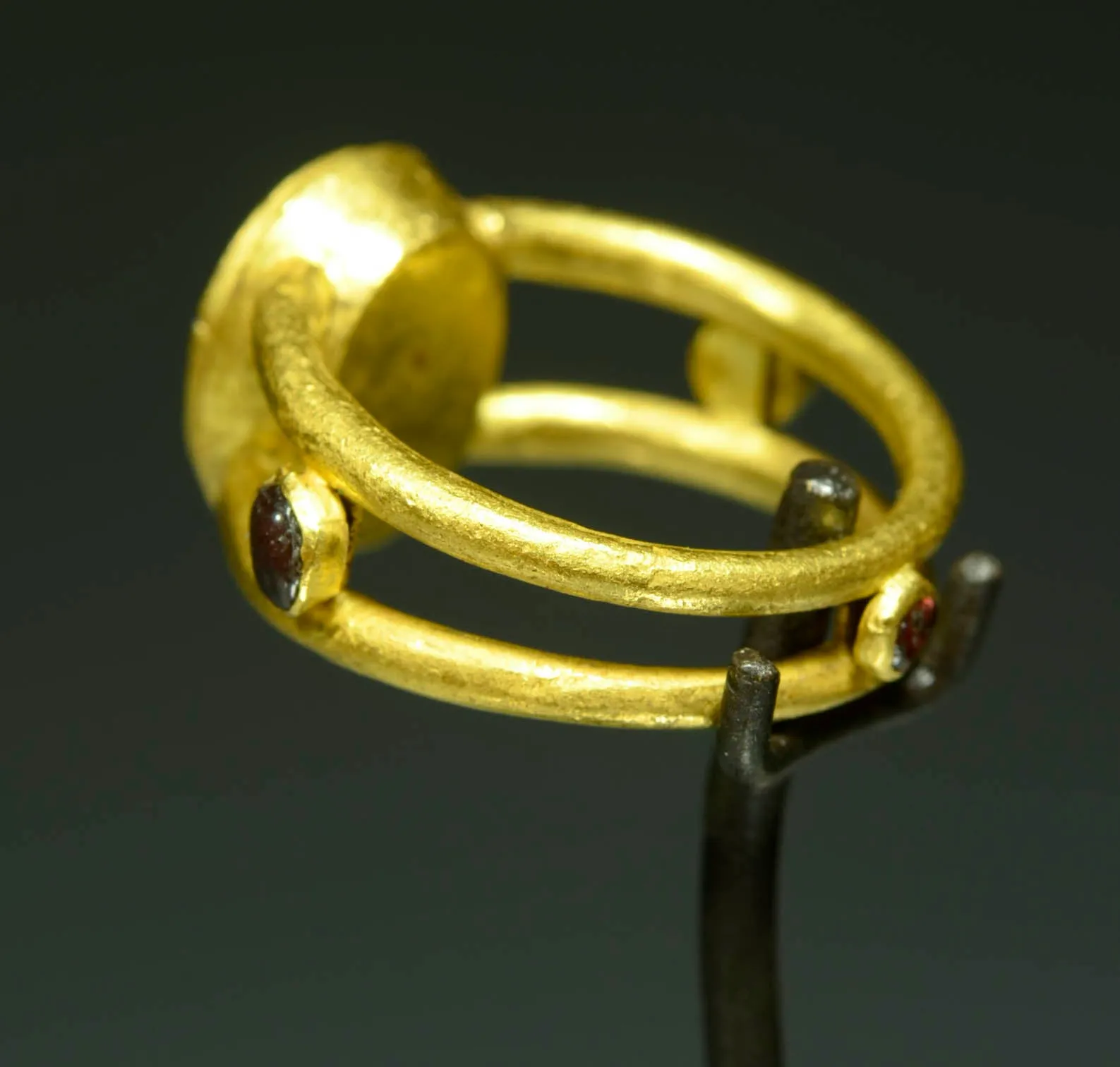 Superb Roman Gold Ring with Carnelian Stone Signet Intaglio