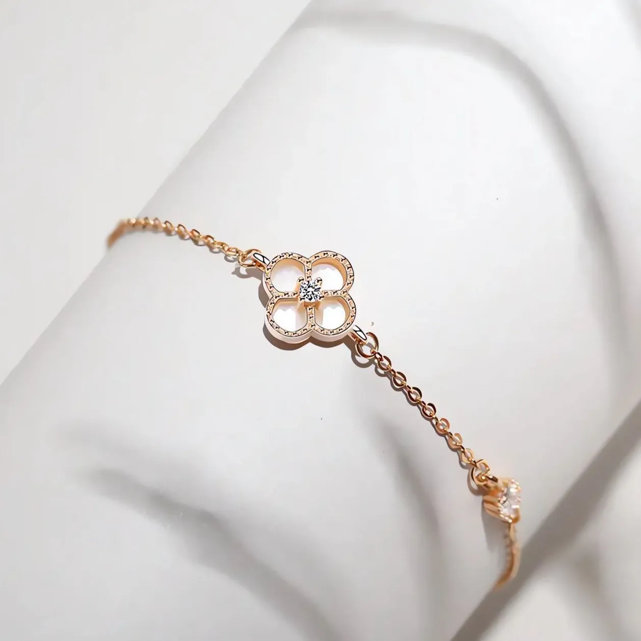 White Shell Clover Bracelet - Rose Gold